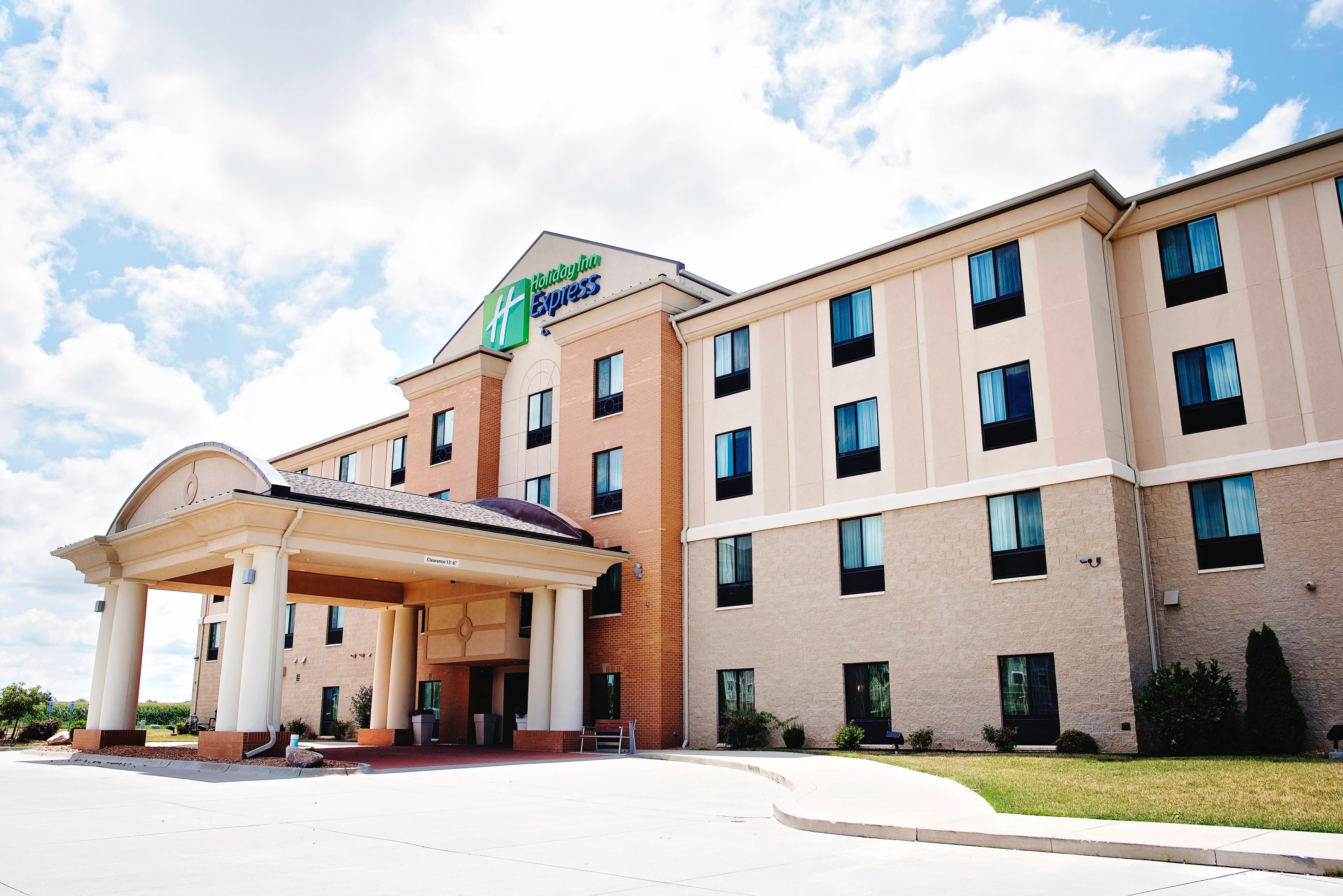 Holiday Inn Express And Suites Urbandale Des Moines, An Ihg Hotel Exterior foto